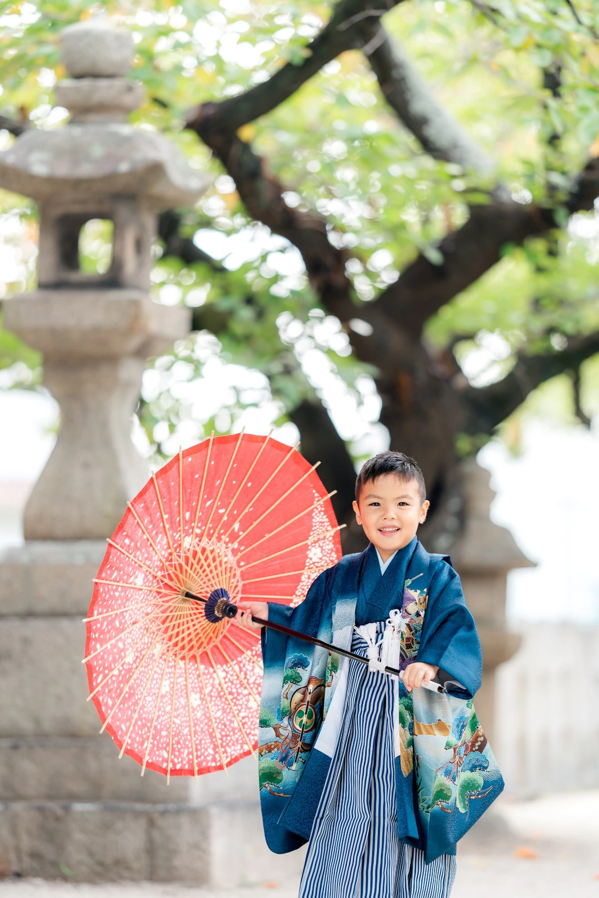 赤い和傘と、羽織袴の男の子