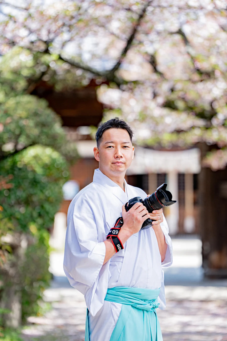 カメラを手にする日部神社の神主カメラマン 三木文裕