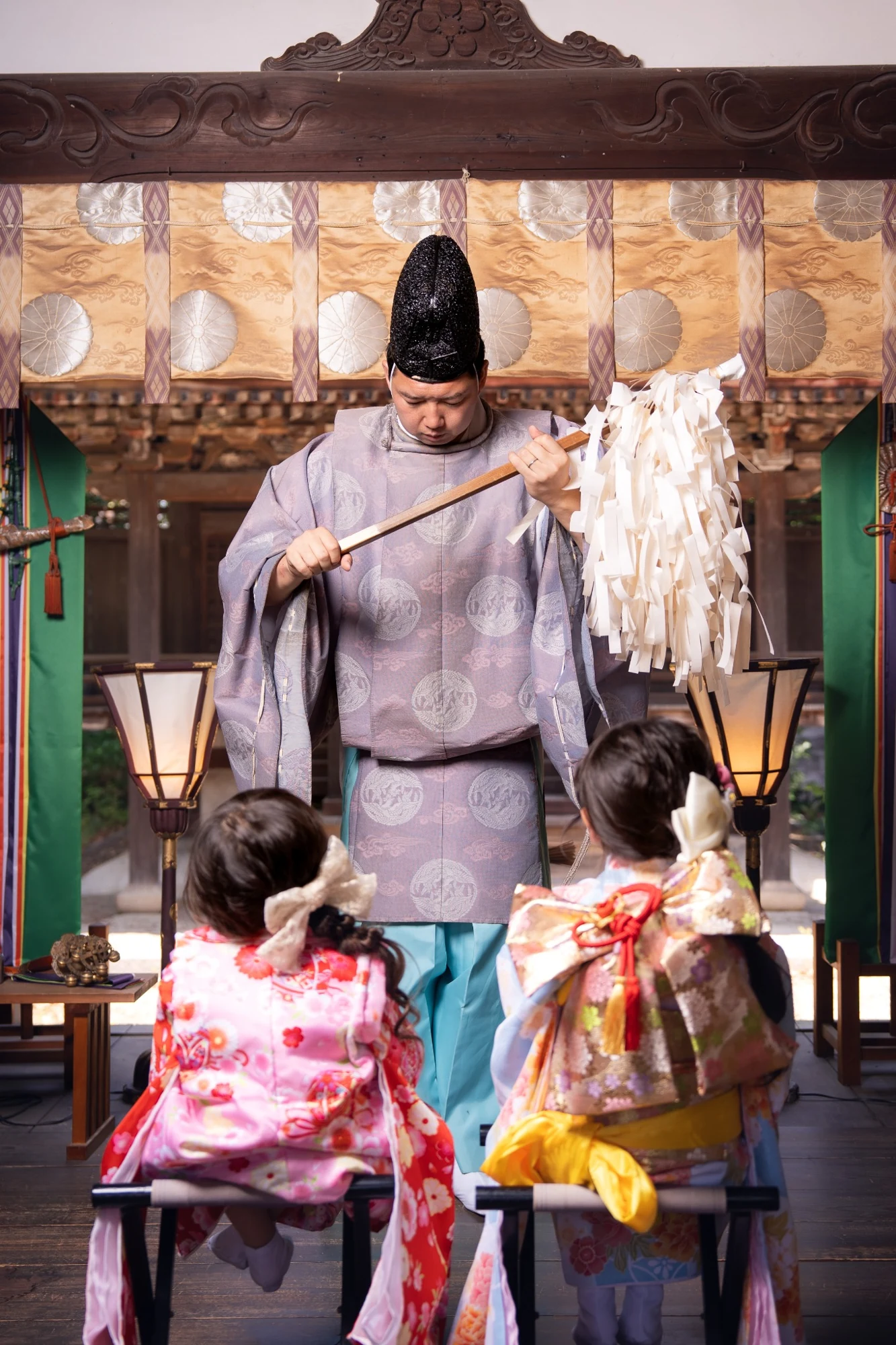 日部神社で七五三のご祈祷を受けるお子さま