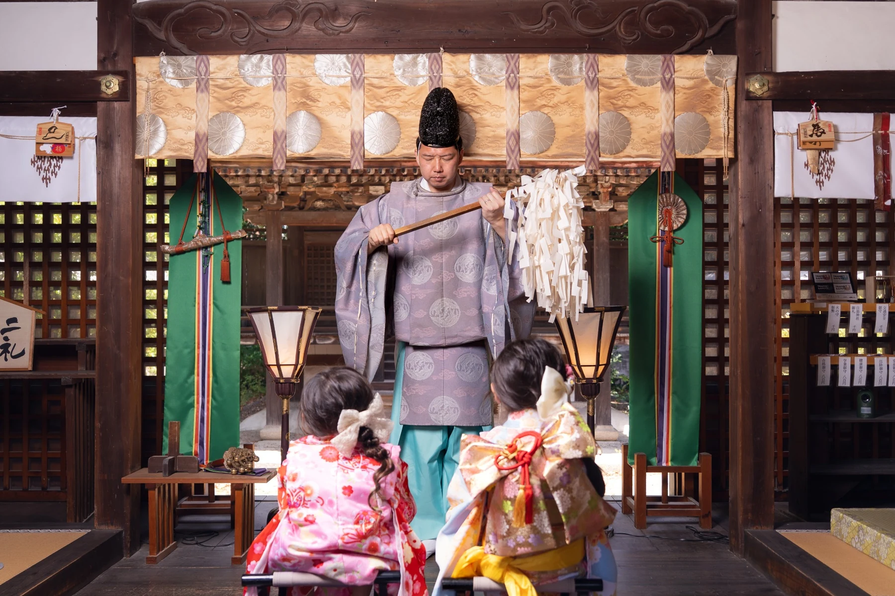 日部神社で七五三のご祈祷を受けるお子さま